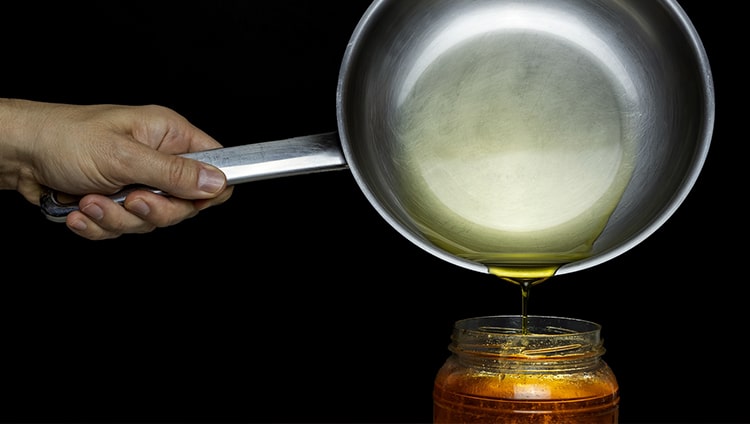 collecting oil from saucepan